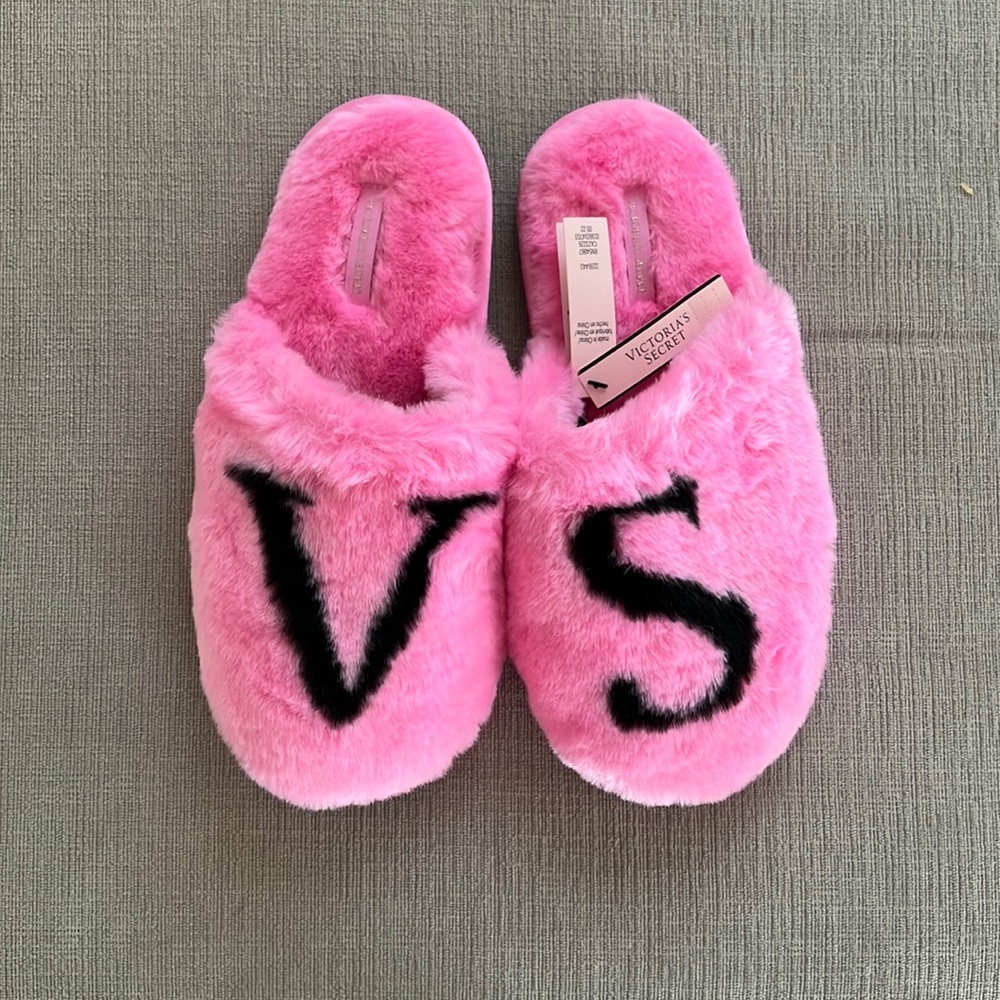 Victoria’s Secret pink slippers for women. Brand new with tags. Size L/G